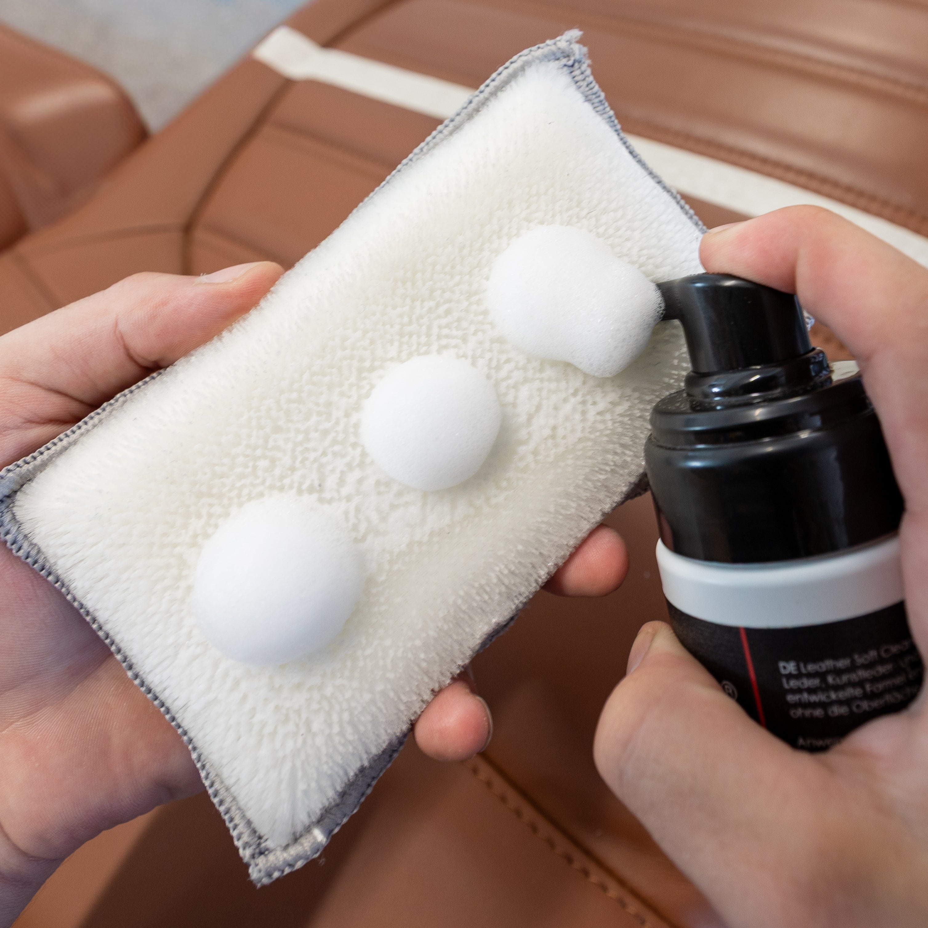 leder reiniger in scrub pad geben