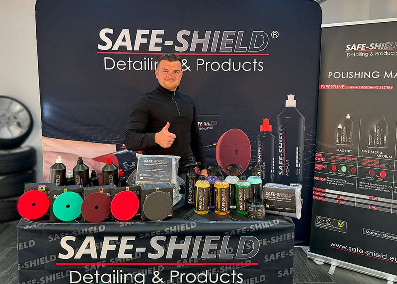 Safe-Shield-Messestand mit Autopflegeprodukten