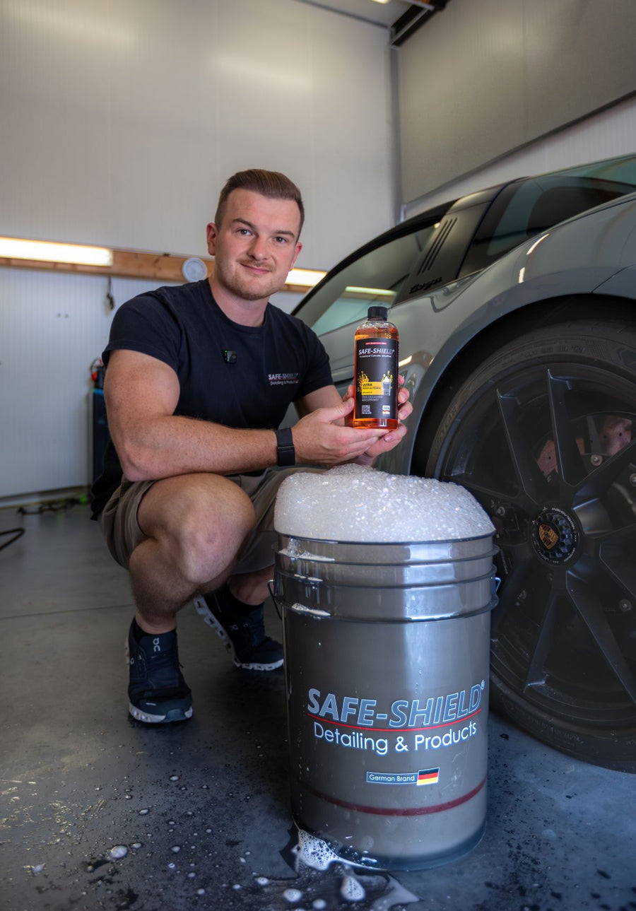 Tim Kohl, Aufbereiter und Gründer von Safe-Shield, mit einem Autopflegeprodukt