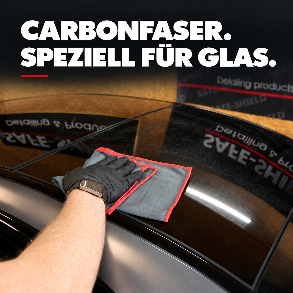 Graues Carbon-Mikrofasertuch mit rotem Rand bei der Glasreinigung – Carbonfaser speziell für Glas.